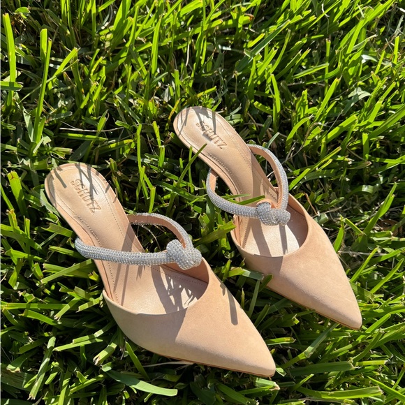 Schutz Pearl Nubuck Pump
Light Beige - Nubuck size 8.5 New w tags - Picture 4 of 8